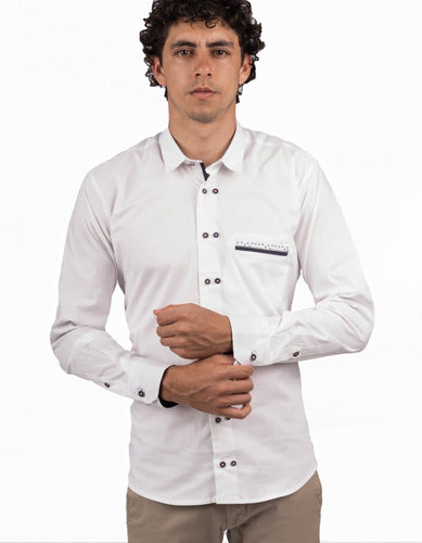 Camisa  Manga Larga Blanca Detalle en Bolsillo Y Línea Doble de Botones - Moldería slim