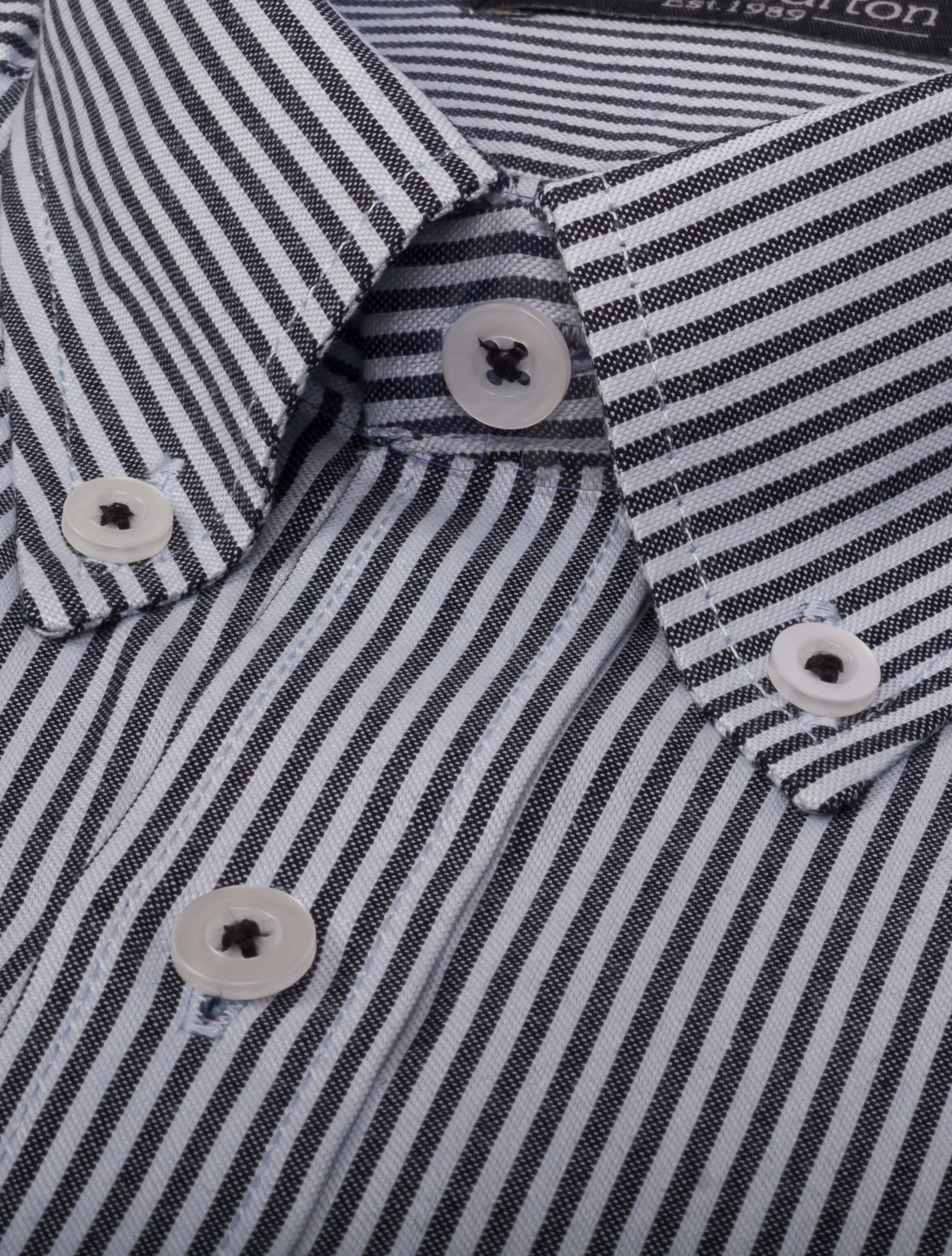 Camisa Oxford Manga Larga Regular Fit Azul Oscuro Rayas Delgadas Negras